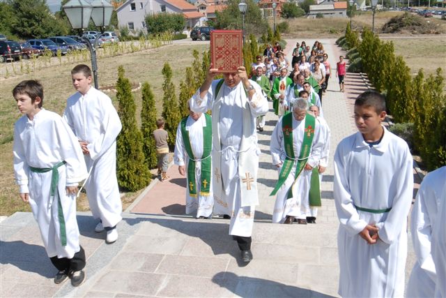 Ulazak procesije u crkvu