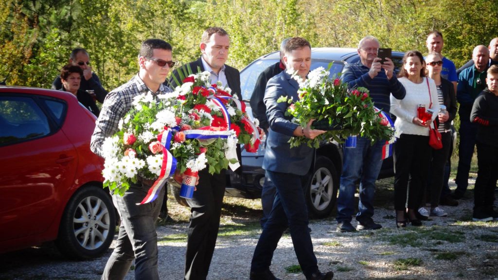 Predsjednik Mjesnog Odbora Turjaci Dujo Maleš, Zamjenik gradonačelnika Trilja Ivan Bugarin i Zamjenik Gradonačelnice Sinja Denis Glavan polažu vijence na Kukuzovcu 24.9.2017.