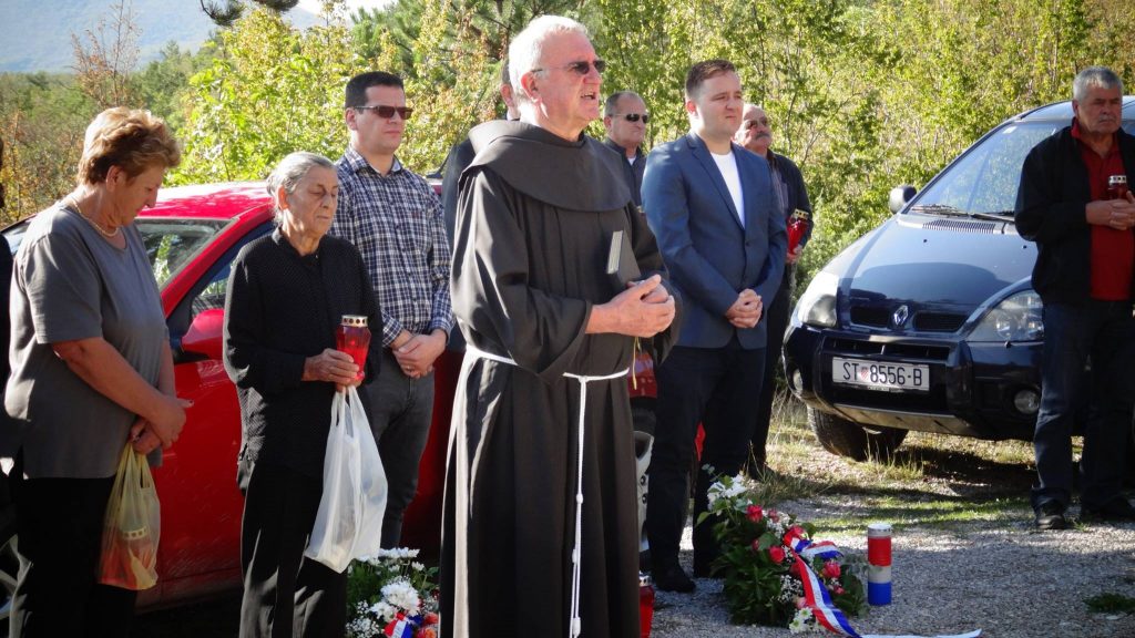 Župnik Turjaka fra Petar Gulić moli odrješenje na Kukuzovcu 24.9.2017.