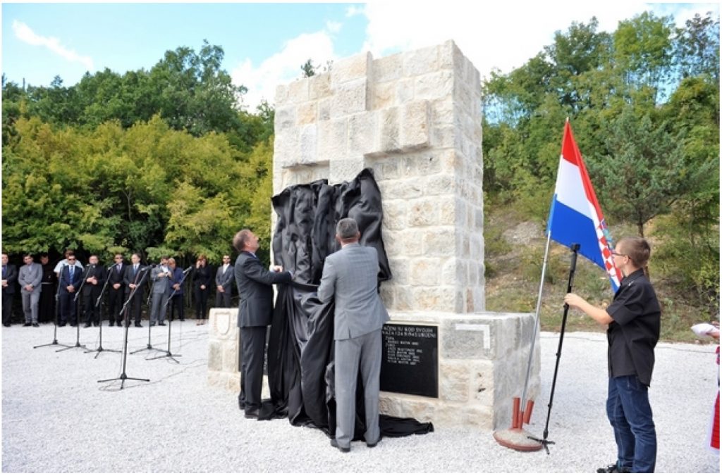 Župan splitsko-dalmatinski Zlatko Ževrnja i zamjenik veleposlanika Njemačke Valentin Gescher otkrivaju spomen obilježje na Kukuzovcu 22.9.2013.