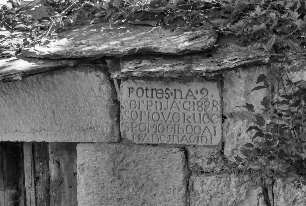 Razrušene kuće i natpis u Vojniću, 1898. (foto: I. Žolo)